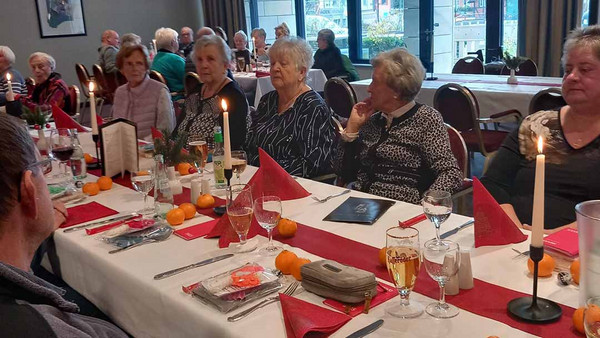 Dagmar Behrens, Hella Sänger, Ingrid Arndt, Christel Vogler und Rita Reinert am Tisch