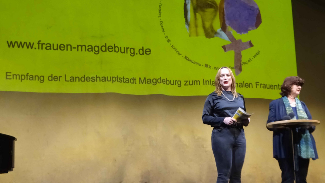 Zwei Frauen am Redepult