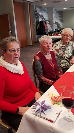 Drei Frauen sitzen am Tisch.