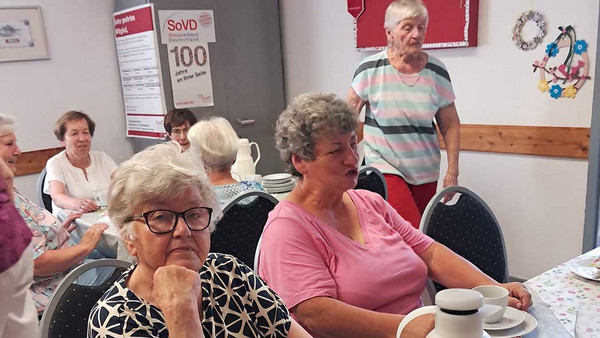 Frauen sitzen an Tischen