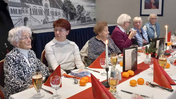 Inge Bernsdorf, Sylvia Illas, Elfriede Szolkowy,I lse Oelmann, Ilse Schrader und Susanna Fiedler am Tisch