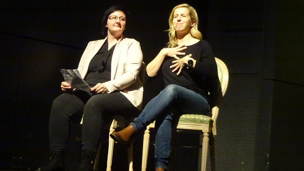 Zwei Gebärdendolmetscherinnen