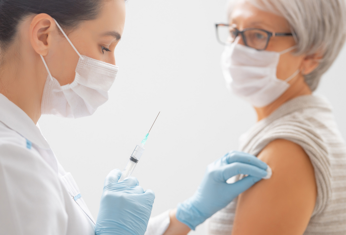 Ärztin verabreicht Patientin eine Impfung