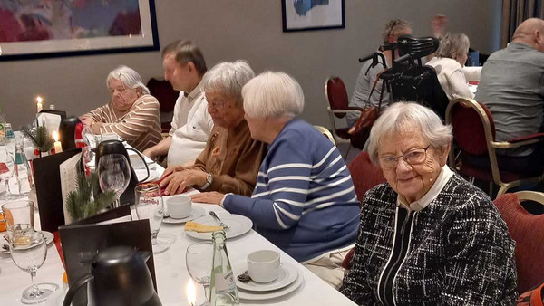 Helga Heuschild, Inge Reinfelder, Karin Hampel, Holger Fritzsching und Christel Fritzsching am Tisch
