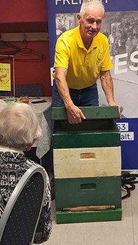 Mann mit Bienenkästen.