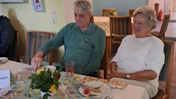 Ein Mann und eine Frau am Tisch