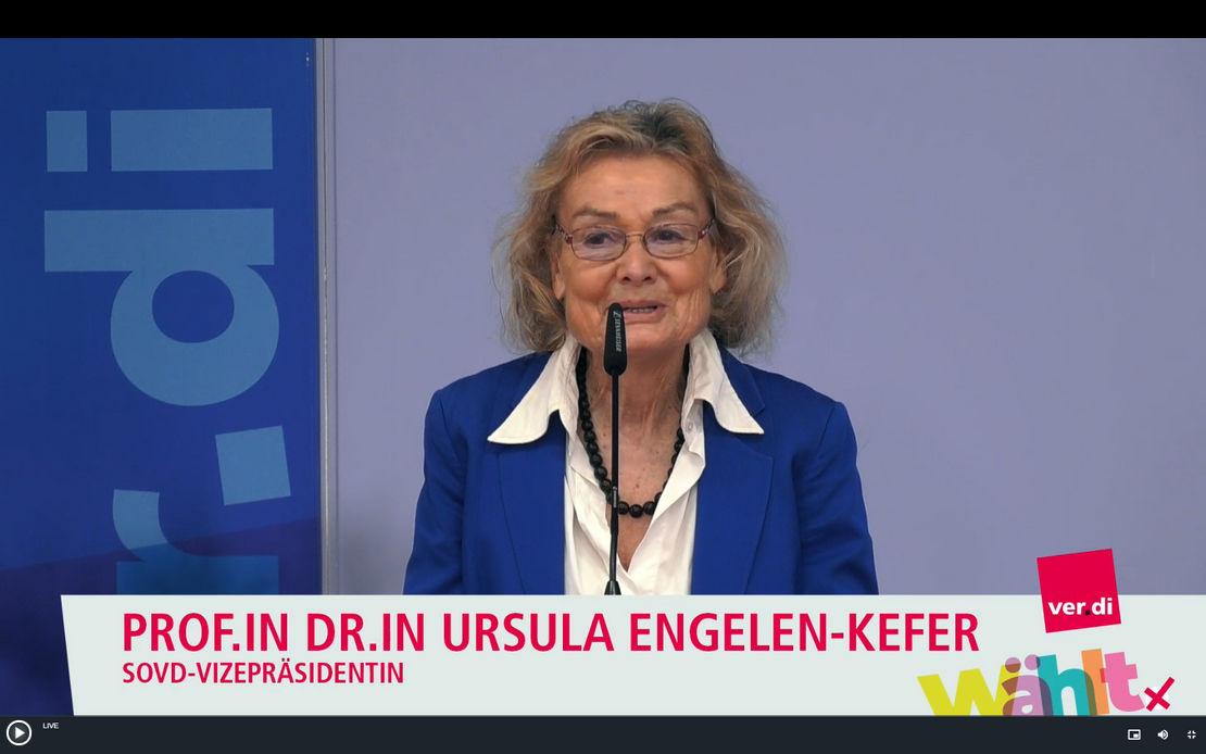SoVD-Vizepräsidentin Ursula Engeln-Kefer spricht bei der Frauenalterssicherungskonferenz. 