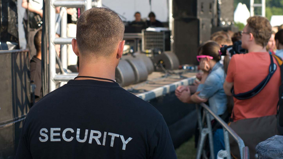 Security-Mitarbeiter vor einer Bühne. 