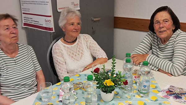 Drei Frauen sitzen an einem Tisch