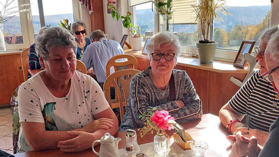 V. li.: Roswitha Hantke, Gerlinde Obst sowie Monika und Günter Weikert sitzen am Tisch.