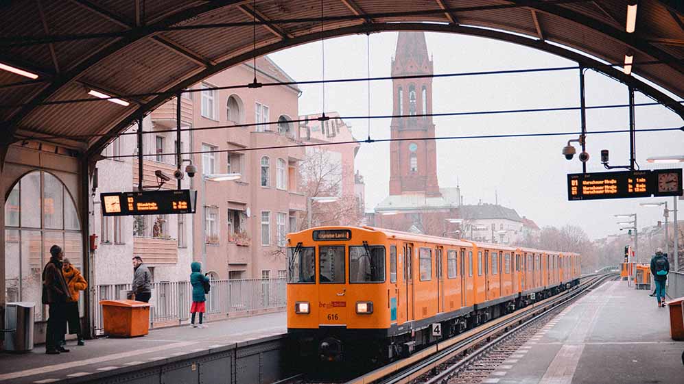 U Bahn in Berlin fährt in einen Bahnhof ein. 