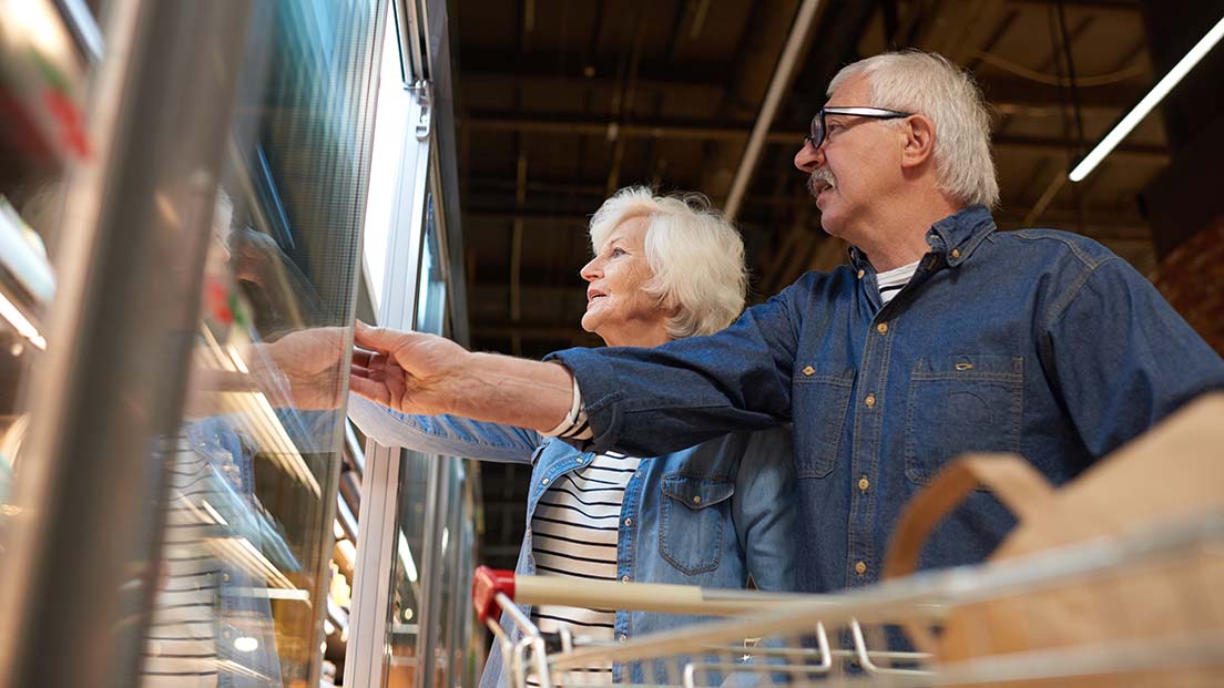 Rentnerpaar im Regal am Supermarkt