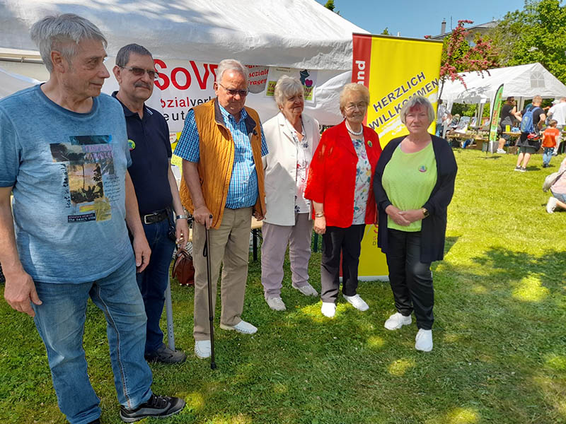 Mitglieder des Kreisverbandes vor dem Stand des SoVD