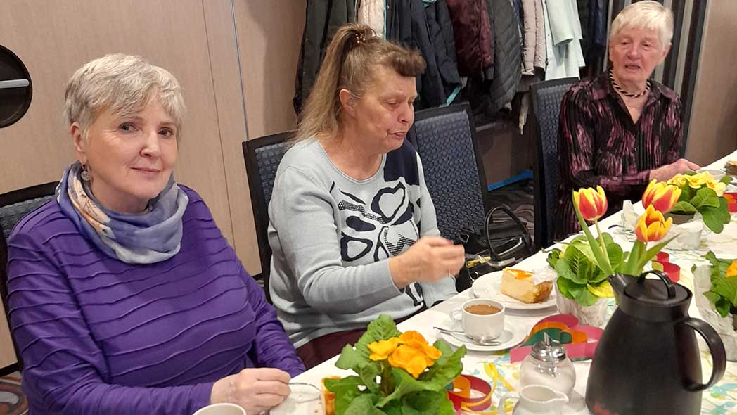 Drei Frauen am tisch