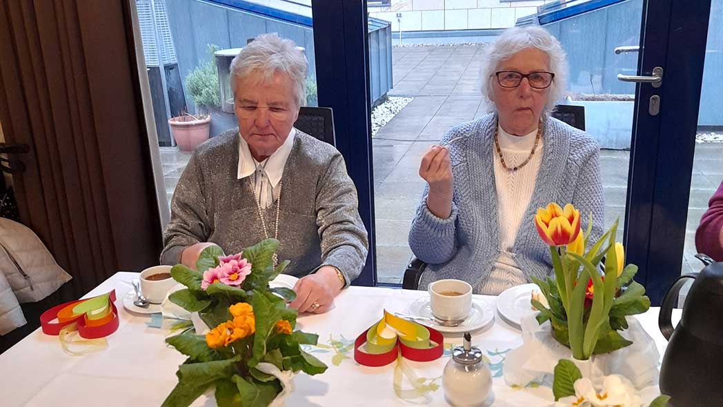 Zwei Frauen am Tisch