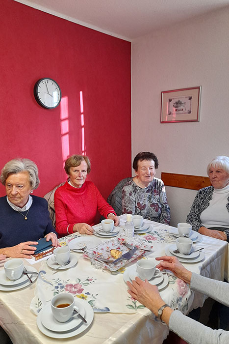 Mitglieder des SoVD Wernigerode sitzen am Tisch